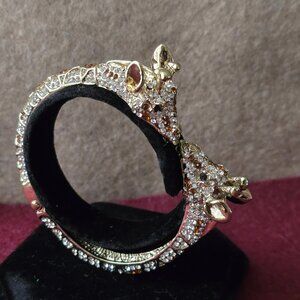 Kissing Giraffes Hinged Bangle